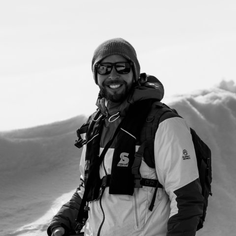 Jorn Koekoek in Antarctica warme kleding aan profielfoto over Jorn Koekoek Founder Metal Chameleon